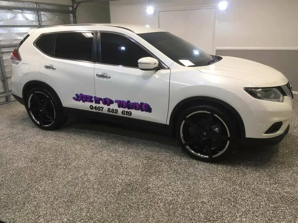 White Nissan X-Trail with Jazz It Up Tinting signage